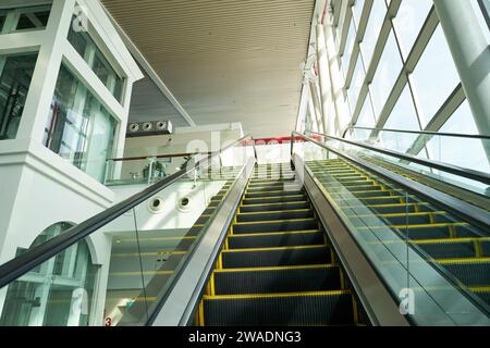 PHUKET, THAILAND - 9. MAI 2023: Eine Rolltreppe am internationalen Flughafen Phuket. Stockfoto