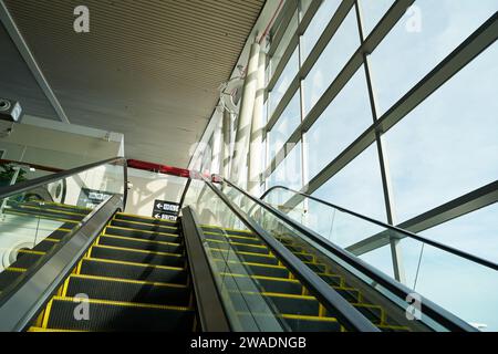 PHUKET, THAILAND - 9. MAI 2023: Eine Rolltreppe am internationalen Flughafen Phuket. Stockfoto