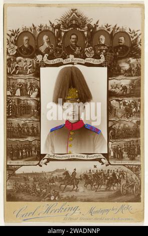 Porträt eines deutschen Wehrpflichtigen, um 1890 - um 1910 Kabinettaufnahme mit Szenen aus dem Militärleben und fünf Porträts, darunter das von Kaiser Wilhelm II Metz-Papier. Anonyme historische Person aus Pappe porträtiert. Der Soldat, das Leben des Soldaten Stockfoto