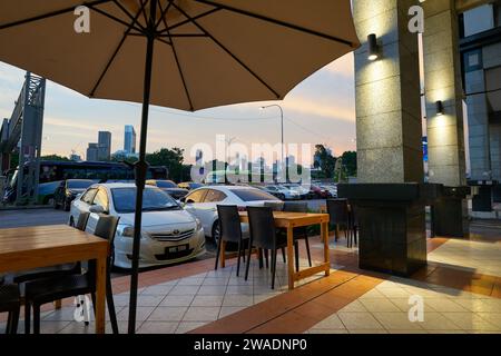 KUALA LUMPUR, MALAYSIA – 25. MAI 2023: Autos parken im Fraser Business Park in Kuala Lumpur. Stockfoto