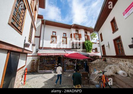 Historisches Geschäftsgebäude in der Kale Kapisi Straße im alten Schloss Ankara im Bezirk Altindag in der Stadt Ankara, Türkei. Stockfoto