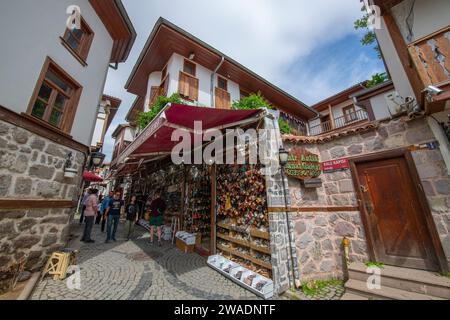 Historisches Geschäftsgebäude in der Kale Kapisi Straße im alten Schloss Ankara im Bezirk Altindag in der Stadt Ankara, Türkei. Stockfoto