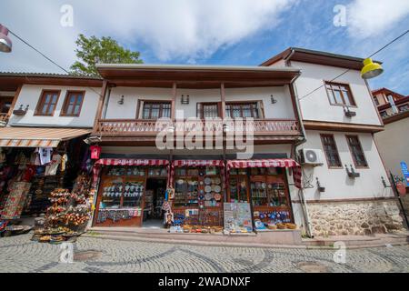 Historisches Geschäftsgebäude in der Kale Kapisi Straße im alten Schloss Ankara im Bezirk Altindag in der Stadt Ankara, Türkei. Stockfoto