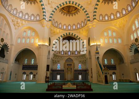 Das Innere der Melike Hatun Moschee Camii. Die Moschee ist ein klassischer osmanischer Stil in der Altstadt von Ankara, Türkei. Stockfoto