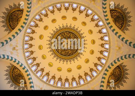 Decke der Melike Hatun Moschee Camii. Die Moschee ist ein klassischer osmanischer Stil in der Altstadt von Ankara, Türkei. Stockfoto