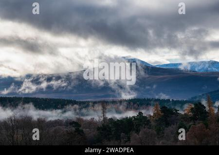 Destillerie-Dampf und niedrige Wolken über Balmoral Anwesen, Aberdeenshire, Schottland Stockfoto