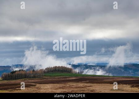 Destillerie-Dampf und niedrige Wolken über Balmoral Anwesen, Aberdeenshire, Schottland Stockfoto