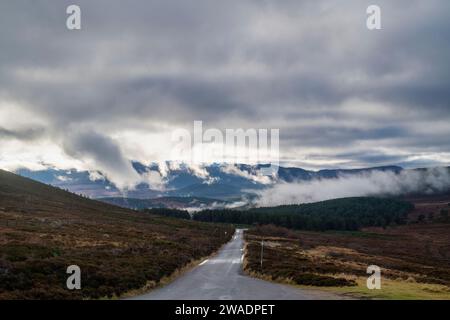 Destillerie-Dampf und niedrige Wolken über Balmoral Anwesen, Aberdeenshire, Schottland Stockfoto