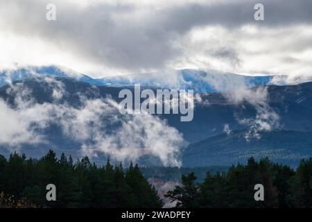 Destillerie-Dampf und niedrige Wolken über Balmoral Anwesen, Aberdeenshire, Schottland Stockfoto