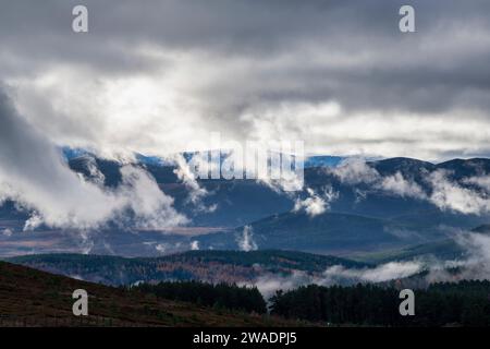 Destillerie-Dampf und niedrige Wolken über Balmoral Anwesen, Aberdeenshire, Schottland Stockfoto