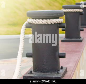 Die Schiffspoller mit Seilen an einem Kai für dekorative Zäune Stockfoto