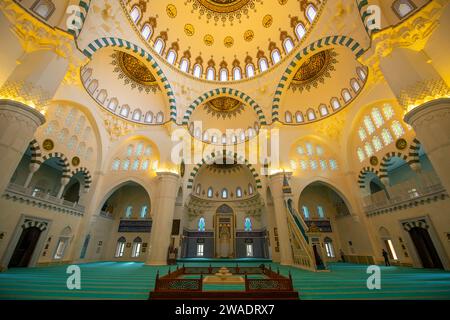 Das Innere der Melike Hatun Moschee Camii. Die Moschee ist ein klassischer osmanischer Stil in der Altstadt von Ankara, Türkei. Stockfoto