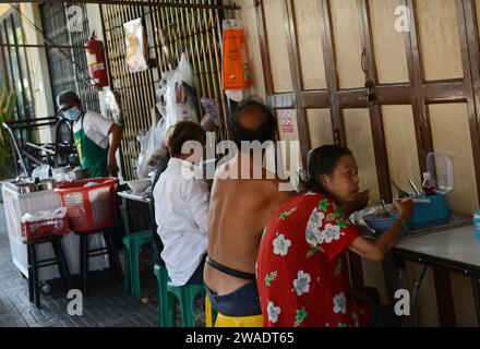 Ein Straßenverkäufer, der thailändische Speisen in Bangkok zubereitete. Stockfoto