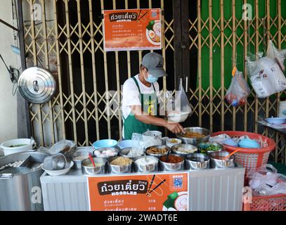 Ein Straßenverkäufer, der thailändische Speisen in Bangkok zubereitete. Stockfoto