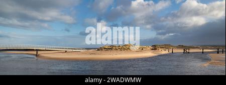 Die Fußgängerbrücke und die alten Stegpfosten zum East Beach. Lossiemouth, Morayshire, Schottland. Panorama Stockfoto