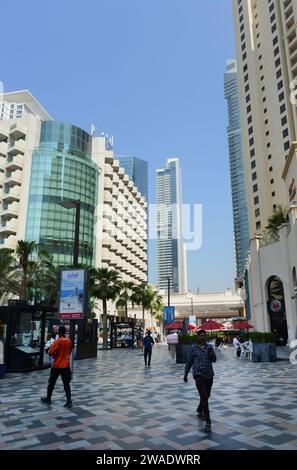 Spaziergang entlang der Al Mamsha Street in der Jumeirah Beach Residenz am Marina Beach in Dubai, VAE. Stockfoto