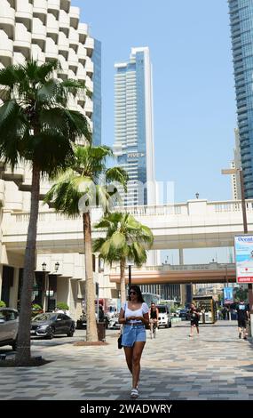 Spaziergang entlang der Al Mamsha Street in der Jumeirah Beach Residenz am Marina Beach in Dubai, VAE. Stockfoto