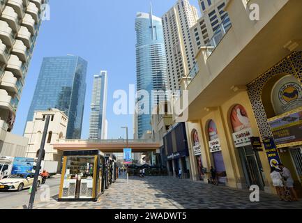 Spaziergang entlang der Al Mamsha Street in der Jumeirah Beach Residenz am Marina Beach in Dubai, VAE. Stockfoto