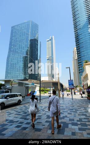 Spaziergang entlang der Al Mamsha Street in der Jumeirah Beach Residenz am Marina Beach in Dubai, VAE. Stockfoto