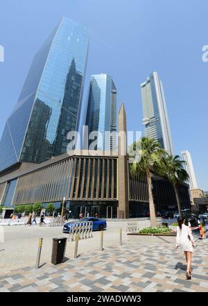 Spaziergang entlang der Al Mamsha Street in der Jumeirah Beach Residenz am Marina Beach in Dubai, VAE. Stockfoto