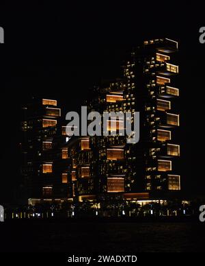 Atlantis der Königliche bei Nacht. Palm Jumeirah, Dubai, VAE. Stockfoto