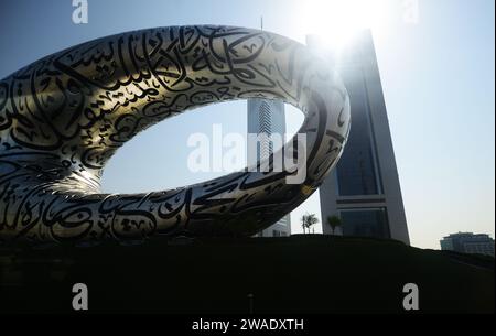 Museum der Zukunft mit den Jumeirah Emirates Towers dahinter. Dubai, VAE. Stockfoto