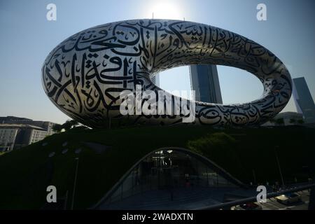 Museum der Zukunft mit den Jumeirah Emirates Towers dahinter. Dubai, VAE. Stockfoto