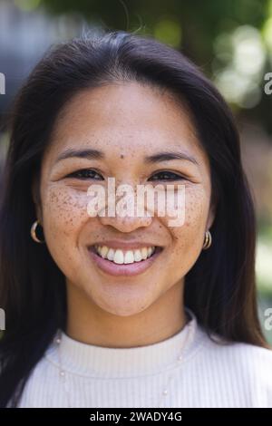 Porträt einer glücklichen asiatischen Frau mit langen Haaren im Garten zu Hause. Leben und Lebensstil unverändert. Stockfoto