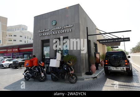 Eine Starbucks-Kaffeefahrt durch Dubai, VAE. Stockfoto