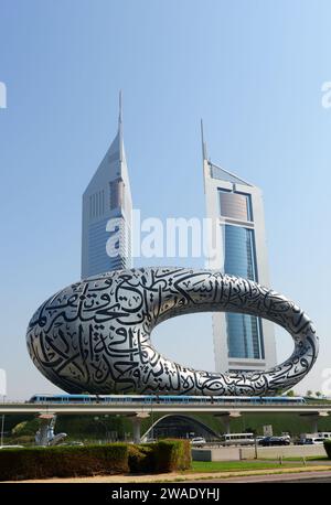 Museum der Zukunft mit den Jumeirah Emirates Towers dahinter. Dubai, VAE. Stockfoto