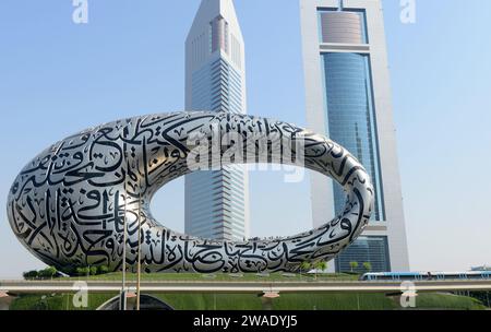 Museum der Zukunft mit den Jumeirah Emirates Towers dahinter. Dubai, VAE. Stockfoto