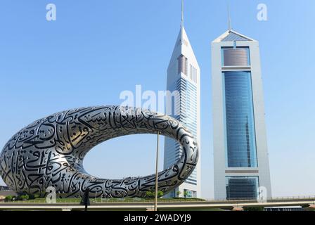 Museum der Zukunft mit den Jumeirah Emirates Towers dahinter. Dubai, VAE. Stockfoto