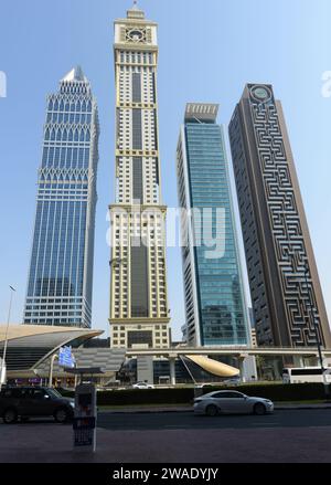 Moderne Wolkenkratzer entlang der Sheikh Zayed Rd im Finanzzentrum in Dubai, VAE. Stockfoto