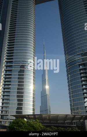 Der Burj Khalifa Turm durch das Address Skyview Gebäude in Dubai, VAE. Stockfoto