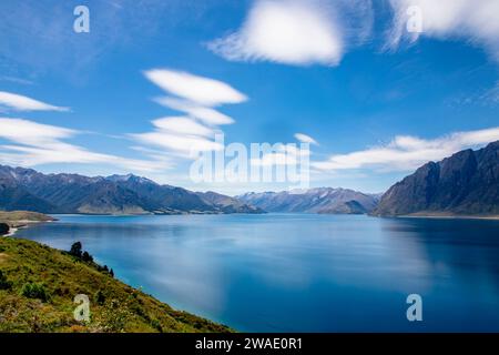 Der Panoramablick auf den Hawea See. Sie liegt in der Region Otago Neuseeland auf einer Höhe von 348 Metern. Sie erstreckt sich über 141 km² und erreicht 392 Meter Tiefe. Stockfoto