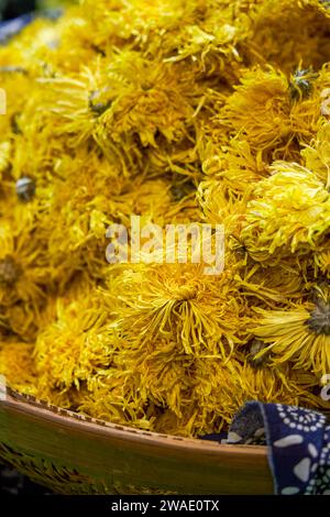 Nahaufnahme eines Haufens getrockneter Chrysanthemen zum Verkauf in einem Teeladen Stockfoto