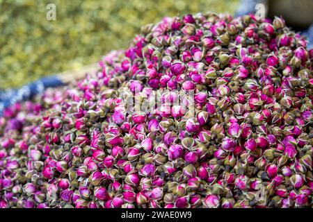 Nahaufnahme eines Haufens Rosentee zum Verkauf in einem Teeladen Stockfoto