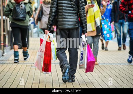 Aktenfoto vom 24/12/16 eines Mannes mit Taschen im Broadmead-Einkaufsviertel von Bristol. Laut Analysten stieg die Zahl der Käufer am Boxing Day in Schottland in diesem Jahr um mehr als 14 % an. Am 26. Dezember letzten Jahres verzeichneten die High Streets einen Anstieg der Käuferzahlen um 25 %, während Einzelhandelsparks im Vergleich zu 2022 einen Anstieg von 9,4 % verzeichnen konnten, so die Einzelhandelsanalysten MRI Software. Ausgabedatum: Donnerstag, 4. Januar 2024. Stockfoto