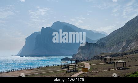 View Al Mughsayl Beach (auch als Al Mughsail Beach geschrieben) ist wahrscheinlich die berühmteste Touristenattraktion in Dhofar, Oman. Stockfoto