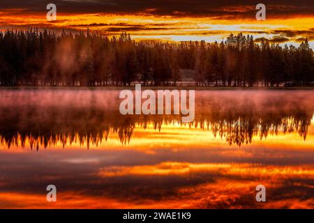 Herrlicher Sonnenaufgang behinde Lake Yellowstone im Yellowstone Nationalpark Stockfoto