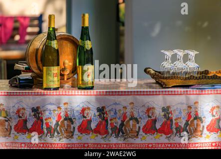 Kaysersberg, Frankreich - 2. Juni 2023: Flaschen lokaler Gewurztraminer- und Pino Gris-Weine auf einem Bauernmarkt in einem beliebten Dorf an der elsässischen Weinstraße Stockfoto