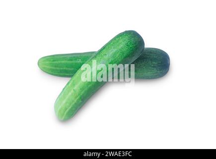 Die Draufsicht von zwei frischen grünen Gurken, die sich im Stapel, in Haufen oder in Haufen befinden, ist auf weißem Hintergrund mit Schnittpfad isoliert. Stockfoto