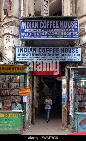 Indisches Kaffeehaus in Kalkutta. Die India Coffee House Kette wurde 1936 vom Coffee Cess Committee in Bombay gegründet. Stockfoto