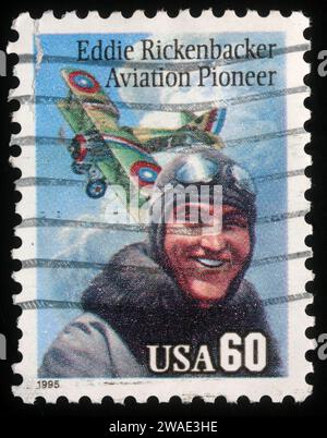 Eine in den USA gedruckte Briefmarke zeigt das Porträt des Luftfahrtpioniers Eddie Rickenbecker, um 1995 Stockfoto