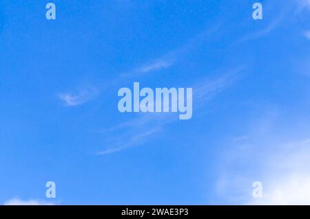 Verschwommenes Foto mit wunderschöner blauer Himmelsstruktur mit wenig seltsamer weißer Wolke und klarem Licht steht unter dem Sonnenschein für den Hintergrund. Stockfoto