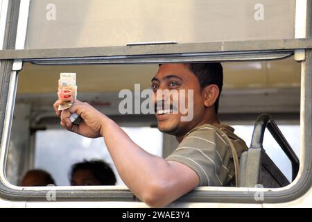 Bus-Leitung unter Tarife auf einen Bus in Kolkata Stockfoto