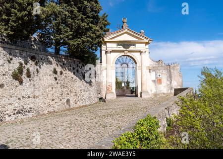 Monselice, Italien-16. April 2023: Blick auf die Wallfahrtsstraße in Monselice an einem sonnigen Tag Stockfoto