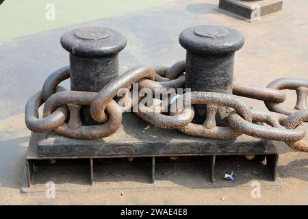 Riesige Ketten, die in Kalkutta, Indien, zum Anhängen von Fährschiffen verwendet wurden Stockfoto