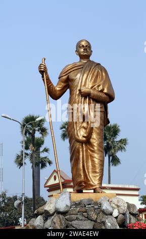 Die Statue von Swami Vivekananda am Hindu Dakshineswar Kali Tempel in Kalkata, Indien Stockfoto