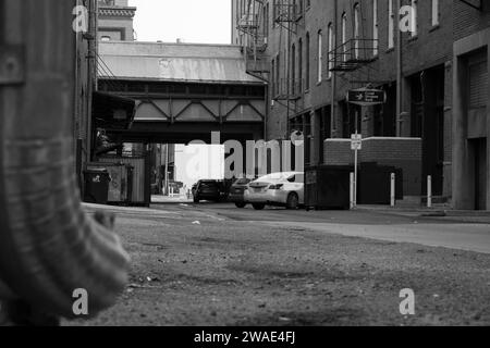 Eine Graustufenaufnahme einer Gasse in der Innenstadt von Denver, Colorado Stockfoto